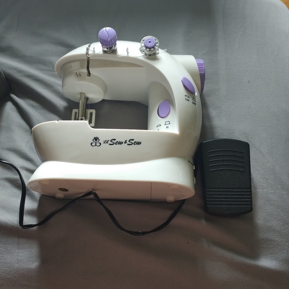 Mini sewing machine - Picture 2 of 3